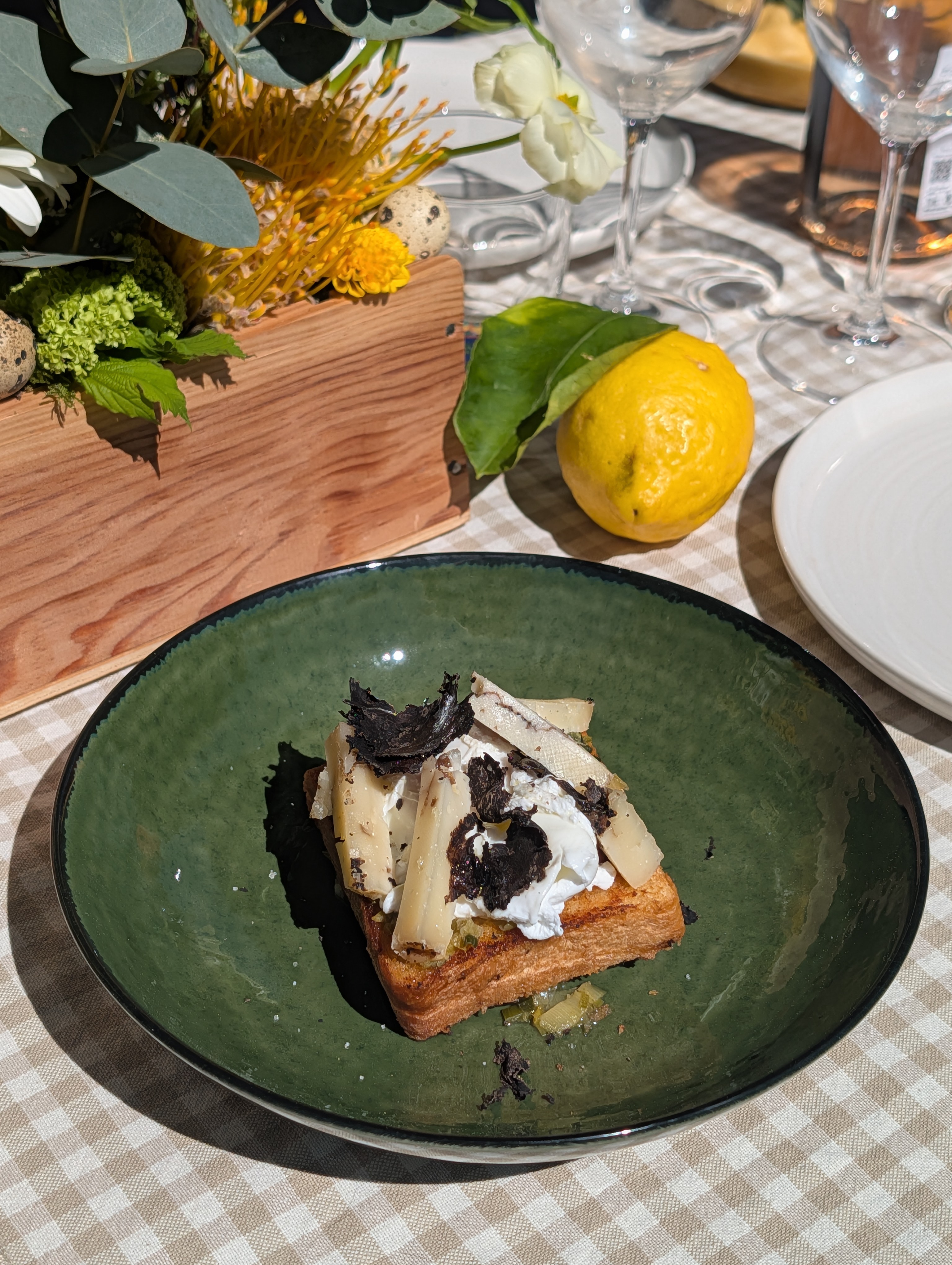 Brioche perdue fondue de poireaux œuf moelleux truffe